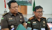 Kajari Badung, Imran Yusuf (kanan) didamping Kasi Intel Kejari Badung, I Made Gde Bamax Wira Wibowo saat memberi keterangan pers capaian kinerja Kejari Badung tahun 2022, di Aula Kejari setrmpat, Kamis (22/12/2022). (Foto: Nyoman/diksimerdeka.com)
