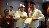 Pemberian penghargaan kepada fasilitator bertempat di Graha Sewakadharma, Denpasar, Jumat (23/12). (Foto: doc. Pemkot Denpasar)