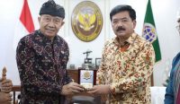 Menteri ATR/BPN, Hadi Tjahjanto (kanan) bersama Ketua Umum PHDI Pusat, Mayjen (Purn) Wisnu Bawa Tanaya (kiri). (Foto: doc. PHDI)