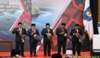 Mendagri bersama Menteri PANRB dan pejabat lainnya saat meresmikan Provinsi Papua Barat Daya, Jumat (09/12/2022), di Jakarta. (Foto: doc. Kemendagri)