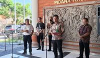 Aspidsus Kejari Bali, Eko Purnomo (baju putih/kiri) bersama Kasi Penkum Kejati Bali, A Luga Harlianto (batik/kanan) saat merilis penanganan kasus korupsi sepanjang tahun 2022. (Foto: Agus/diksimerdeka.com)