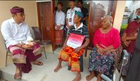 Wali Kota Denpasar, I Gusti Ngurah Jaya Negara ketika meninjau bedah rumah milik I Wayan Sepel (65) di wilayah Banjar Tohpati, Desa Kesiman Kertalangu, Kamis (22/12/2022). (Foto: Doc/Pemkot Denpasar)