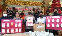 Polresta Denpasar saat menunjukkan puluhan ribu butir pil koplo hasil pengungkapan, di halaman Mapolresta setrmpat, Senin (12/12/2022). (Foto: Widodo/diksimerdeka.com)