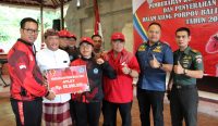 Sekda Kota Denpasar, IB Alit Wiradana didampingi Ketua Komisi I DPRD Kota Denpasar, I Ketut Suteja Kumara, Pimpinan Forkopimda, serta Ketua KONI Kota Denpasar, IB Tony Astawa saat penyerahan Dana Tali Kasih dilaksanakan secara simbolis kepada Pelatih dan Atlet yang berprestasi pada Pekan Olahraga Provinsi (Porprov Bali) Gotong Royong XV Tahun 2022 di Wantilan Gedung DPRD Provinsi Bali, Kamis (29/12). (Foto: Doc/Pemkot Denpasar)