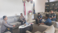 Kapolresta Denpasar Kombe Pol Bambang Yugo Pamungkas (tengah) saat menyambangi KSOP di Pelabuhan Benoa, Jumat (13/01/23). (Foto: Polresta Denpasar)