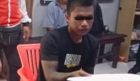 Terdugaw pelaku pemalakan pedagang di kawasan Jalan Supratman, Denpasar saat diamankan Polsek Denpasar Timur, Selasa (17/01). (Foto: Agung Wd)