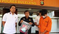 Kasi Humas Polres Buleleng, AKP Gede Sumarjaya (pegang barang bukti) saat menyampaikan keterangan pers di Mapolres Buleleng, Rabu (25/1/2023). (Foto: Ngurah/Polres Buleleng)