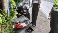Kendaraan korban Ni Kadek Martini (20) meninggal dunia setelah ditabrak truk di Jalan By Pass I Gusti Ngurah Rai, median Canang Sari, Denpasar Selatan, Senin (16/01/23). (Foto: Agung/diksimerdeka.com)