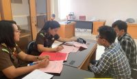Jaksa Kejari Badung saat menerima pelimpahan barang bukti dan tersangka perkara kepabean dari tim penyidik Kementerian Keuangan RI, Kantor Wilayah Bali, NTB, NTT, Kamis (12/01). (Foto: Bamax)