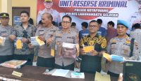 Kapolres Labuhanbatu Selatan AKBP. Catur Sungkowo saat melakukan jumpa pers di Mapolsekta Kota Pinang, Jum’at (20/01). (Foto: Hadyanto Sinaga/ diksimerdeka.com)