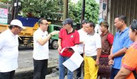 Walikota Denpasar, I Gusti Ngurah Jaya Negara saat langsung meninjau genangan di kawasan Jalan Pura Demak Desa Pemecutan Kelod dan sekitarnya, Jumat (20/1). (Foto: Pemkot Denpasar/ diksimerdeka.com)