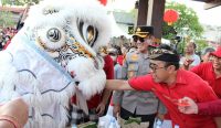 Wali Kota Denpasar, I Gusti Ngurah Jaya Negara bersama Wakil Wali Kota Denpasar, I Kadek Agus Arya Wibawa, Kapolresta Denpasar, Kombes Pol Bambang Yugo Pamungkas serta Ketua Komisi I DPRD Kota Denpasar, I Ketut Suteja Kumara saat mengikuti rangkaian Perayaan Imlek Toleransi di Kawasan Heritage Gajah Mada, Senin (23/1/23). (Foto: Dewa/Pemkot Denpasar)