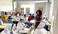 Jaksa Kejari Badung saat memberi edukasi hukum kepada siswa siswi MTs Bina Ihsan Mulia Badung, Senin (30/01/23). (Nyoman/diksimerdeka.com)
