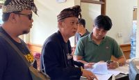 I Wayan Sutita SH (tengah) dari Wayan Dobrak Law Office, selaku kuasa hukum Nyoman Lama dan Wayan Toplo saat mendatangi kantor Desa Sayan untuk meminta klarifikasi pencabutan pendaftaran PTSL kliennya, Jumat (6/01/2023). (Foto: Nyoman/diksimerdeka.com)