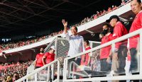 Presiden Jokowi menyaksikan laga semifinal leg pertama Piala AFF di Stadion Utama GBK, Jakarta, pada Jumat (06/01) sore. (Foto: doc.BPMI Setpres)