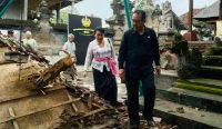 Wagub Cok Ace saat meninjau lokasi robohnya bangunan pesandekan di Pura Kawitan Dalem Sukawati, pada Senin (2/1). (Foto: doc. Pemprov Bali)