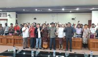 Krama Subak Pedahanan usai pertemuan dengan Komisi III DPRD Provinsi Bali terkait masalah pengkaplingan lahan pertanian mereka, Jumat (30/12/22). (Foto: Agus Pebriana/diksimerdeka.com)