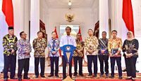 Presiden Jokowi memberikan keterangan pers usai menerima Laporan Tim Penyelesaian Non-Yudisial Pelanggaran Hak Asasi Manusia yang Berat Masa Lalu, di Istana Merdeka, Jakarta, Rabu (11/01). (Foto: Setkab)
