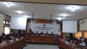 Rapat Pleno berkaitan dengan rekapitulasi hasil verifikasi syarat dukungan minimal pemilih Bakal Calon Anggota (Bacaleg) DPD Provinsi Bali Pemilu 2024 , bertempat di Kantor KPU Bali, Minggu (15/01/2023). (Foto: Agus Perbriana/diksimerdeka.com)