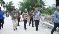 Bupati Asahan, H. Surya (batik/tengah) saat meninjau jembatan di Desa Rawang Lama, Kamis (26/01/23). (Isrofi/diksimerdeka.com)