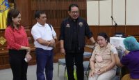 Wakil Gubernur Bali Cok Ace saat meninjau vaksinasi Covid-19 booster tahap dua bagi pelaku pariwisata. (Humas Pemprov/diksimerdeka.com)