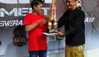 Ari Pratama (kiri) saat menerima piala Juara II Turnamen Biliar GM FKPPI Bali, Minggu (29/01/23). (Doc. Pribadi/Ari Pratama)