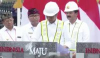 Presiden Jokowi saat menandatangani peresmian Bendungan Danu Kerthi di Desa Tamblang, Kubutambahan, Buleleng Bali, (Kamis (2/02/23). (Agus Pebriana/diksimerdeka.com)