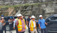 Jusuf Kalla bersama rombongan didampingi Bupati Tana Toraja Theofilus Allorerung berkeliling melihat langsung pembangkit listrik, Selasa (21/2/2023). (Foto: Rahmad/diksimerdeka.com)