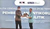 Wakil Ketua Komisi Pemberantasan Korupsi (KPK) Nawawi Pomolango (kiri) memberita cinderamata kepala Ketua Umum Partai Gelora Anis Matta, Kamis (23/2/2023).