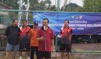 Sekretaris Daerah Provinsi Bali, Dewa Made Indra saat memberikan arahan di Lapangan Tennis DPRD Provinsi Bali, Sabtu (4/2). (humas/diksimerdeka.com)