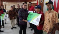 Wakil Wali Kota Denpasar Kadek Agus Arya Wibawa menghadiri kegiatan Program Gerakan Perlindungan 1 Desa 100 Pekerja Rentan yang dimotori oleh BPJS Ketenagakerjaan, bertempat di Desa Tegal Harum, Selasa (07/02/2023). (doc/diksimerdeka.com)