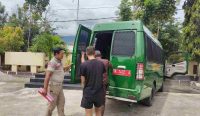 MW saat hendak diangkut mobil tahanan Kejaksaan Negeri Palu, Rabu (15/02/23). (Doc/Kejari Palu)