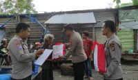 Pembagian paket sembako ke warga kurang mampu di Kecamatan Palu Selatan. (Doc/diksimerdeka.com)