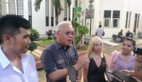 Kuasa hukum terdakwa (kanan) bertemu korban dan kuasa hukumnya usai persidangan di PN Denpasar, Selasa (21/02/23). (Agus/diksimerdeka.com)