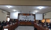 Rapat Pleno berkaitan dengan rekapitulasi hasil verifikasi syarat dukungan minimal pemilih Bakal Calon Anggota (Bacaleg) DPD Provinsi Bali Pemilu 2024 yang langsung dipimpin oleh Ketua KPU Bali Dewa Agung Lidartawan, bertempat di Kantor KPU Bali, Minggu (15/01/2023). (doc/KPU Bali/diksimerdeka.com)