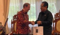 Wakil Gubernur Bali Prof. Tjokorda Oka Artha Ardana Sukawati (Cok Ace) saat menerima audiensi dari Wakil Duta Besar Inggris untuk Indonesia dan Timor Leste Matt Downing. (humas/diksimerdeka.com)