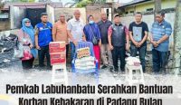 Penyerahan bantuan sembako bagi warga korban kebakaran rumah di Kelurahan Padang Bulan, Rantau Utara, Labuhanbatu, Kamis (9/02/23). (Hadyanto Sinaga/diksimerdeka.com)