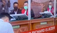 Richard Eliezer Pudihang Lumiu (Bharada E) menundukkan kepalanya jelang detik-detik Ketua Majelis Hakim Wahyu Iman Santoso menetapkan vonis 1 tahun 6 bulan atau 1,5 tahun buat dirinya di Pengadilan Negeri Jakarta Selatan (PN Jaksel), hari ini, Rabu (15/2/2023) siang. (Tangkapan layar: Kompas TV/WS)