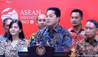 Ketua PSSI Erick Thohir bersama jajaran pengurus PSSI memberikan keterangan pers usai bertemu Presiden Jokowi di Istana Negara, Jakarta, Senin (20/02/2023) pagi. (foto/Tangkapan Layar YouTube Sekretariat Presiden)