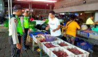 Personel Polsek Denut saat patroli di Pasar Eks Tiara Dewata, Denpasar, Senin (21/02/23). (Dok. Polsek Denut)
