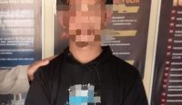 ML, residivis pencuri barang elektronik saat diamankan di Polresta Palu Barat, Minggu (26/02/23). (Rahmad/diksimerdeka.com)