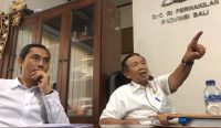 Dr. Gede Suardana (kiri) bersama Made Mangku Pastika (kanan). (foto: Doc/diksimerdeka.com)