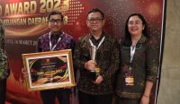Penghargaan “Realisasi Peningkatan Pendapatan Daerah Tertinggi APBD” kategori Pemerintah Kota Tahun 2023 diterima Pemkot Denpasar. Penghargaan diterima oleh Wali Kota Denpasar di Mercure Convention Centre Ancol, Jakarta, Kamis (16/3/23). (Dewa/Pemkot Denpasar)