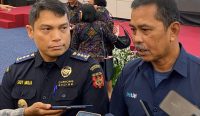 General Manager Cargo Service PT Angkasa Pura I, Rudy Fachrudin (kanan) dan Kepala Bidang Kepabeanan dan Cukai Kanwil DJBC Bali, NTB dan NTT Saut Mulia saat memberikan keterangan terkait layanan ekspor multimoda, di Gedung Gedung Wisti Sabha, Badung, Rabu (15/3/2023). (Agus Pebriana/diksimerdeka.com)