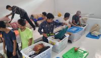 Petugas Lapas Kelas IIA Kerobokan saat lakukan 'bersih-bersih' blok hunian, Jumat (17/03/23). (Komang/Lapas Kerobokan)