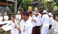 Wali Kota Denpasar, IGN Jaya Negara (dua belakang) dan Wakil Wali Kota Denpasar, I Kadek Agus Arya Wibawa (depan) saat prosesi upacara Ngeruak di Pura Jagatnatha Denpasar, Jumat (24/03/23). (Dewa/hms/Pemkot Denpasar)