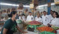 Disperindag Kota Denpasar bersama TPID, dan Satgas Pangan Kota Denpasar saat melakukan Sidak Pemantauan harga, dan ketersediaan stok bahan kebutuhan pokok di Pasar Agung Peninjoan dan Pasar Ketapian Denpasar, Rabu (29/3/23). (foto: Dewa/Pemkot Denpasar)