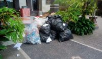 Bank Sampah “Jempiring” yang dikelola Kelurahan Penatih saat menerima penukaran sampah warga, Minggu (26/03/23). Bank sampah ini rutin melakukan penukaran sampah setiap hari Minggu dari pagi hingga sore hari. (foto: Agus/diksimerdeka.com)