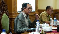 Wabup Suiasa saat memimpin Rakor Percepatan Penghapusan Kemiskinan Ekstrem serta Penurunan Stunting di Kabupaten Badung Tahun 2023, Senin (27/3/23) di Mangupura. (foto/nyoman)