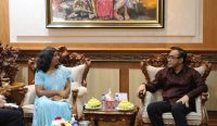 Konsul Jenderal India di Bali, Neeharika Singh mengadakan pertemuan dengan Wali Kota Denpasar I Gusti Jaya Negara, bertempat di Kantor Wali Kota Denpasar, Rabu (01/03/2023). (Humas/diksimerdeka.com)